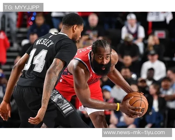 小琼斯与哈登小卡祖巴茨联手展现惊人净效率值得首发机会 小琼斯与哈登小卡祖巴茨联手展现惊人净效率值得首发机会